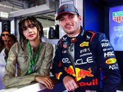 7 Gaya Lisa BLACKPINK di F1 GP Miami 2024, Temu Pebalap Max Verstappen