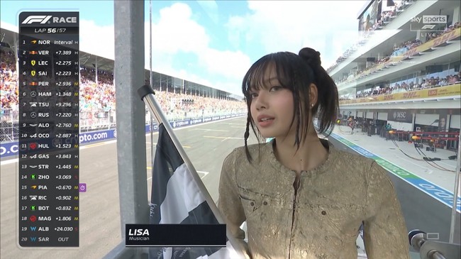 Kehadiran Lisa BLACKPINK di GP Miami 2024 cukup mengejutkan banyak penggemar. Terlebih Lisa berkesempatan mengibarkan chequered flag, yang menandakan akhir dari sesi pertandingan. Foto: dok. Twitter @LISANATIONS_