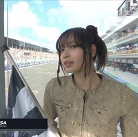Kehadiran Lisa BLACKPINK di GP Miami 2024 cukup mengejutkan banyak penggemar. Terlebih Lisa berkesempatan mengibarkan chequered flag, yang menandakan akhir dari sesi pertandingan. Foto: dok. Twitter @LISANATIONS_