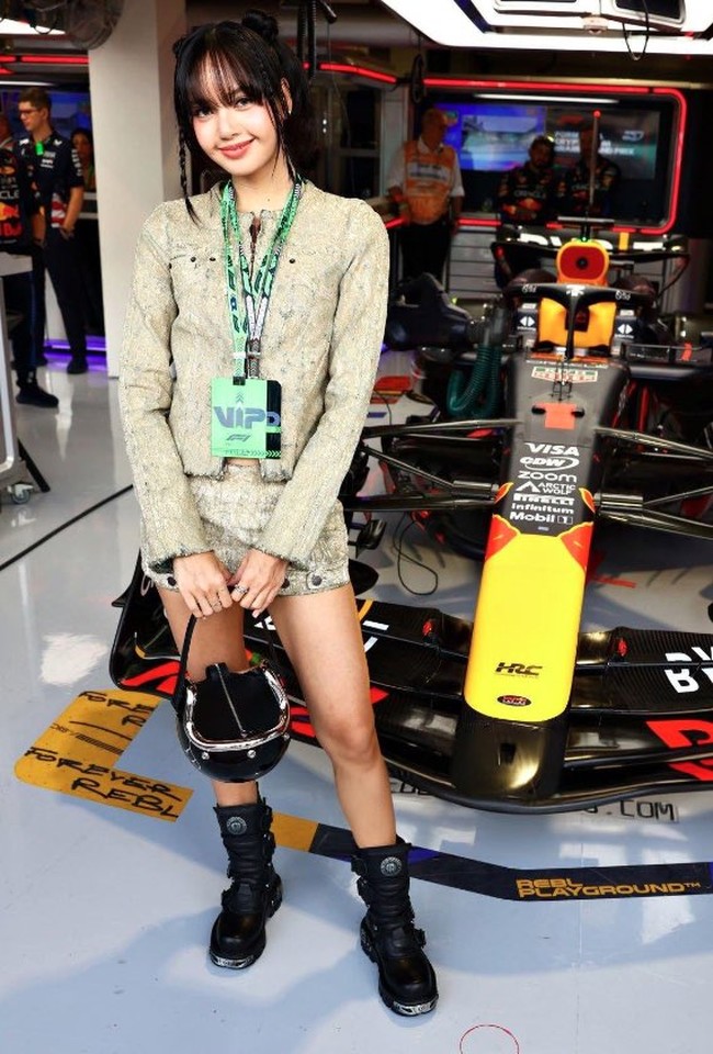 Lisa BLACKPINK tampak menghadiri pertandingan F1 Grand Prix di Miami, Florida, Amerika Serikat sebagai tamu VIP. Foto: dok. Twitter @LISANATIONS_