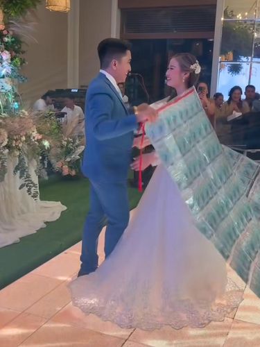 Pengantin pria ini memberikan 'karpet' uang tunai untuk pengantin wanita di hari pernikahannya. Momen tersebut langsung viral di media sosial
