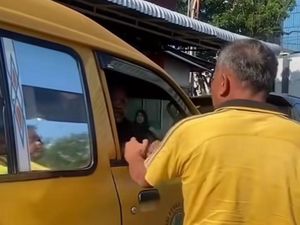 Viral Mobil Fortuner Vs Angkot Hendak Saling Serempet-Berkelahi di Medan