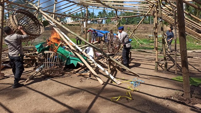 Penggerebekan arena judi sabung ayam di Malang