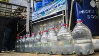 Mesin ini mampu menampung dan hingga 300 liter air untuk membantu warga yang membutuhkan air bersih.