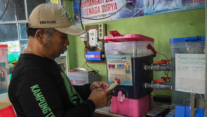 Warga mengisi air bersih dari mesin pengolahan air hujan ke dalam galon di Bank Sampah Bina Mandiri, Periuk, Kota Tangerang, Banten, Senin (6/5/2024). Warga setempat secara swadaya mengembangkan mesin elektronika pengelolaan air hujan menjadi air bersih yang mampu menampung 300 liter air untuk membantu warga yang membutuhkan air bersih. ANTARA FOTO/Sulthony Hasanuddin/Spt.
