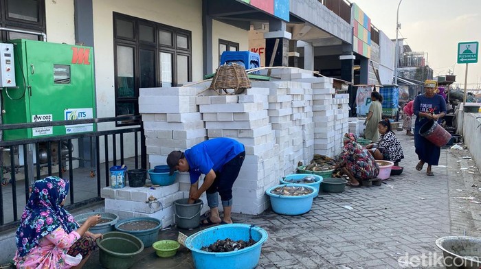 Pengolahan kerang nelayan pesisir Kenjeran
