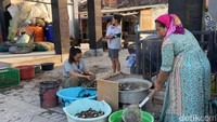 Kerang yang masih segar dari laut itu biasanya akan dicuci dan direbus terlebih dahulu untuk memudahkan proses pemisahan kerang dari cangkangnya. Proses ini memakan waktu kurang lebih 30 menit.