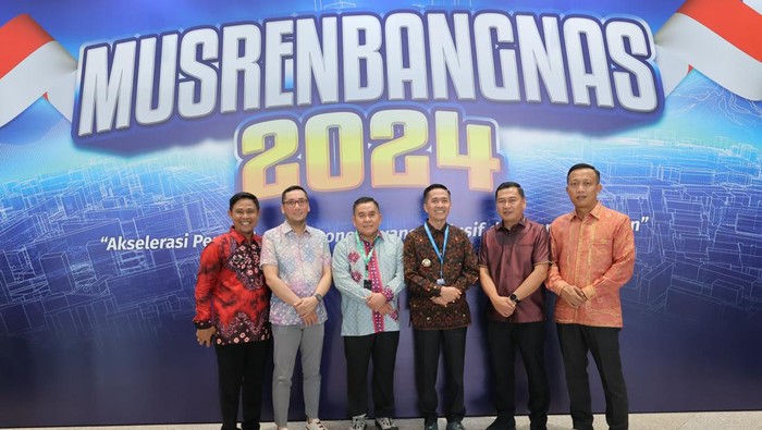 Penjabat (Pj) Wali Kota Palembang Ratu Dewa menerima penghargaan di Musrembangnas 2024.