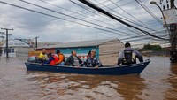 Banjir memaksa lebih dari 88.000 orang mengungsi. Sekitar 16.000 orang mengungsi di sekolah, gimnasium, dan tempat penampungan sementara lainnya.  