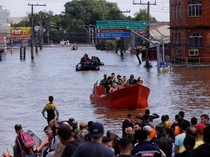Perahu Wira-wiri Evakuasi Warga Terdampak Banjir di Brasil