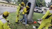 Para petugas menggunakan pakaian dan peralatan dengan standar keamanan yang berlaku.