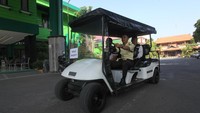 Selain itu, pihak Asrama Haji Embarkasi Surabaya menyiapkan empat unit kendaraan listrik untuk membantu jamaah calon haji yang lanjut usia ataupun difabel untuk melakukan mobilitas di AHES.  