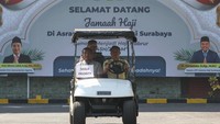 Sejumlah pekerja menata tempat tidur di dalam kamar jamaah calon haji di Asrama Haji Embarkasi Surabaya (AHES), Surabaya, Jawa Timur, Senin (6/5/2024).