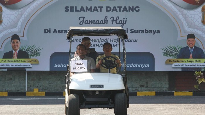 Petugas mengendarai buggy car (mobil kereta listrik) di area Asrama Haji Embarkasi Surabaya (AHES), Surabaya, Jawa Timur, Senin (6/5/2024). Pihak Asrama Haji Embarkasi Surabaya menyiapkan empat unit kendaraan tersebut untuk membantu jamaah calon haji yang lanjut usia ataupun difabel untuk melakukan mobilitas di AHES. ANTARA FOTO/Didik Suhartono/YU