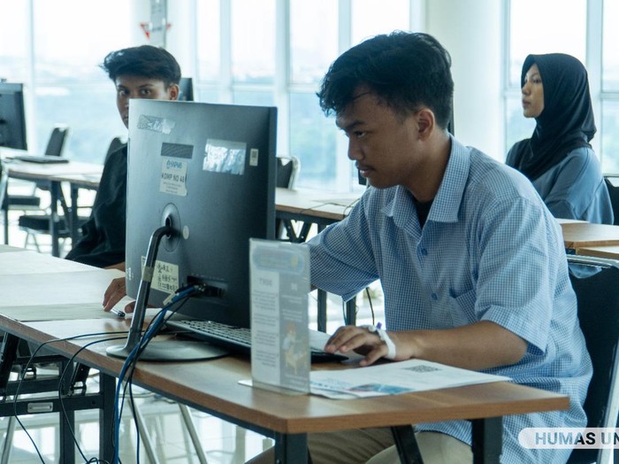 Peserta UTBK di Unesa yang datang dengan tangan diinfus dan ditemani perawat