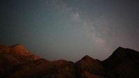 Ini dia penampakan hujan meteor Eta Aquarids yang menghiasi langit Korla, China, Senin (6/5/2024). Fenomena alam tersebut menerangi langit malam di kawasan Prefektur Otonomi Bayingolin Mongol, Daerah Otonomi Uygur Xinjiang, China.