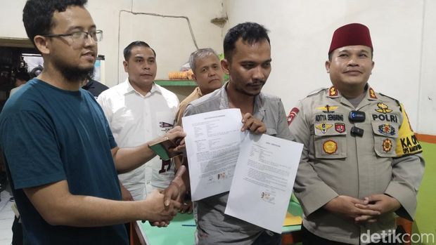 Pihak warteg mencabut laporan polisi atas priayang disebut 'Si Kribo' yang diduga kerap membayar semaunya setelah makan (Ammar R/detikcom)