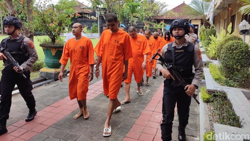 Polresta Denpasar meringkus 35 tersangka kasus peredaran narkotika sepanjang April 2024. Dua di antaranya merupakan residivis kasus yang sama. (Foto: Ahmad Firizqi Irwan/detikBali)