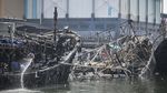 Potret Bangkai Kapal Nelayan Muara Baru yang Terbakar