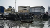 Sebagian besar kapal itu berbahan fiber yang mudah terbakar.