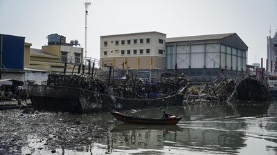 Potret Bangkai Kapal Nelayan Muara Baru yang Terbakar