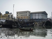 Potret Bangkai Kapal Nelayan Muara Baru yang Terbakar