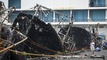 Potret Bangkai Kapal Nelayan Muara Baru yang Terbakar