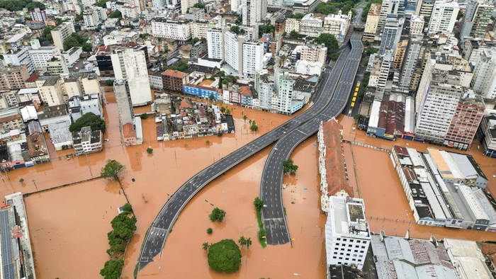 Potret Horor Banjir Brasil, Terparah dalam 80 Tahun A drone view shows a flooded city center after people were evacuated in Porto Alegre, in Rio Grande do Sul state, Brazil, May 5, 2024. REUTERS/Renan Mattos TPX IMAGES OF THE DAY