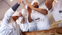 Baguette tradisional Prancis harus memiliki panjang sekitar 60 cm (23,6 inci), terbuat dari tepung terigu, air, garam dan ragi saja, dan beratnya sekitar 250 gram, menurut peraturan resmi.  