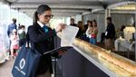Potret Keseruan Pemecahan Rekor Roti Baguette Terpanjang di Dunia