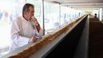 Potret Keseruan Pemecahan Rekor Roti Baguette Terpanjang di Dunia