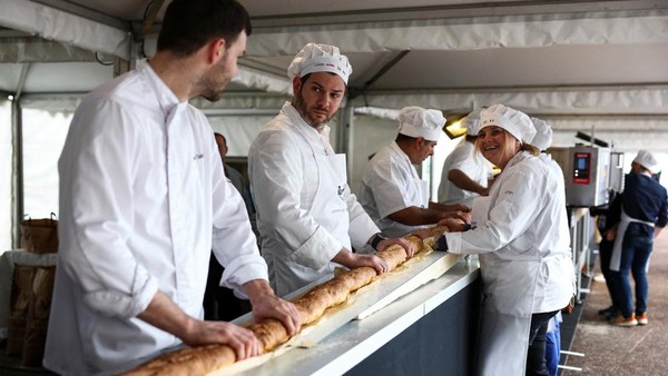 Potret Keseruan Pemecahan Rekor Roti Baguette Terpanjang di Dunia