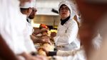 Potret Keseruan Pemecahan Rekor Roti Baguette Terpanjang di Dunia