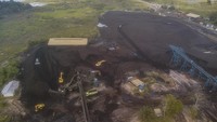 Foto udara aktivitas tempat penampungan sementara batu bara di tepi Sungai Batanghari, Muaro Jambi, Jambi, Senin (6/5/2024).   