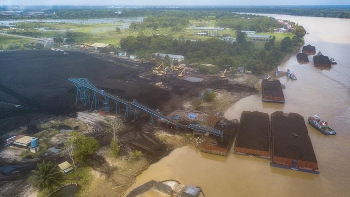Foto udara aktivitas tempat penampungan sementara batu bara di tepi Sungai Batanghari, Muaro Jambi, Jambi, Senin (6/5/2024). Badan Pusat Statistik Provinsi Jambi mencatat, nilai ekspor batu bara daerah itu periode Januari sampai Maret 2024 hanya mencapai 36,84 juta dolar AS atau anjlok sebesar 73,21 persen dibanding periode yang sama pada tahun sebelumnya yang mencapai 137,51 dolar AS. ANTARA FOTO/Wahdi Septiawan/YU