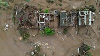 Dilansir dari Reuters, Minggu (5/4), pemerintah setempat melaporkan jumlah korban tewas akibat banjir telah meningkat menjadi 75 orang. Jumlah korban tewas masih bisa meningkat karena 103 orang masih dilaporkan hilang. (REUTERS/Diego Vara)  