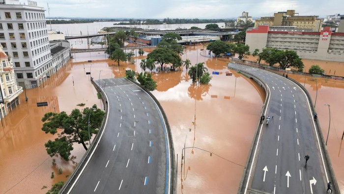 Potret Presiden Brasil Pantau Banjir Dahsyat dari Helikopter A drone view shows a flooded city center after people were evacuated in Porto Alegre, in Rio Grande do Sul state, Brazil, May 5, 2024. REUTERS/Renan Mattos
