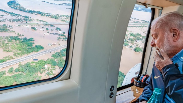 Potret Presiden Brasil Pantau Banjir Dahsyat dari Helikopter Brazil's President Luiz Inacio Lula da Silva looks out from a helicopter at an area affected by the floods in Porto Alegre, Rio Grande do Sul state, Brazil, May 5, 2024. Ricardo Stuckert/Brazilian Presidency/Handout via REUTERS THIS IMAGE HAS BEEN SUPPLIED BY A THIRD PARTY. NO RESALES. NO ARCHIVES