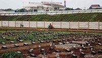 Kini makam itu dipindahkan ke pinggir jalan dekat gerbang tol Setu Utara 2.
