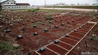 Makam tersebut dipindahkan karena terdampak proyek srategis nasional Tol Cimanggis-Cibitung.