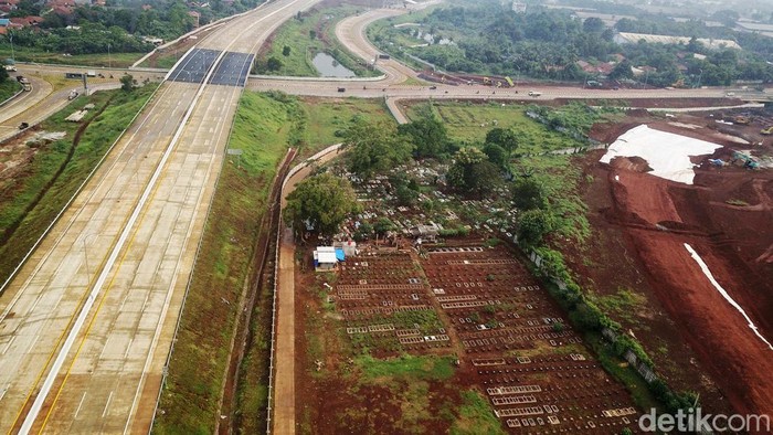 Sejumlah warga membersihkan nisan di makam di tempat pemakaman umum pinggir gerbang tol Setu Utara 2, Desa Gandamekar, Cikarang Barat, Kabupaten Bekasi, Jawa Barat, Senin (6/5/2024).