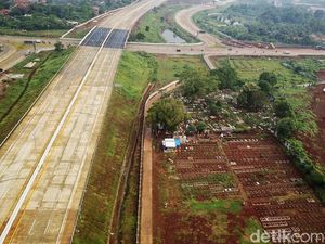 Potret Udara TPU di Pinggir Gerbang Tol Setu Utara 2