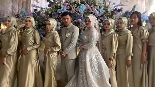 POV ketika pengantin dan para bridesmaid ingin foto dari sisi sebelah kiri bikin ngakak. Video tersebut langsung viral di TikTok