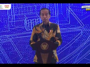 Jokowi Pamer 10 Tahun Bangun Bendungan hingga Tol, tapi...