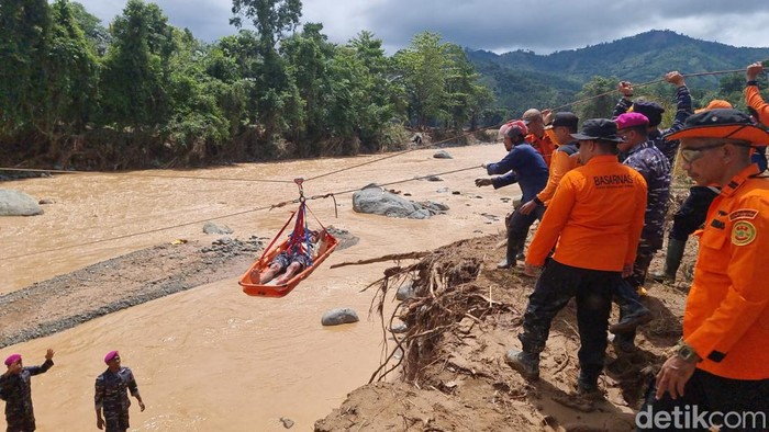 Momen 8 Warga Korban Banjir di Luwu Sulsel Dievakuasi Pakai Flying Fox