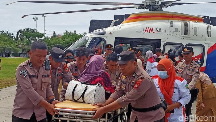 Proses evakuasi warga terisolir Latimojong yang dilakukan TNI AU dan Polda Sulsel.Rachmat Ariadi/detikSulsel
