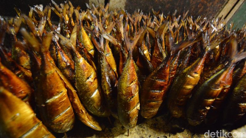 Proses produksi ikan asap di Sentra Ikan Bulak