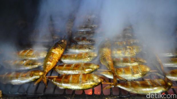 Proses produksi ikan asap di Sentra Ikan Bulak