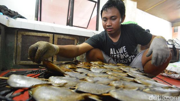 Proses produksi ikan asap di Sentra Ikan Bulak