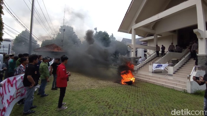 Puluhan aktivis mahasiswa menggeruduk gedung DPRD Kota Tasikmalaya, Senin (6/5/2024). Mereka menggelar demonstrasi terkait dua isu, yakni terkait permasalahan buruh dan masalah pendidikan di Kota Tasikmalaya.